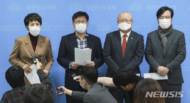 [서울=뉴시스]최동준 기자 = 국민의힘 국토교통위원회 위원들이 3일 오전 서울 여의도 국회 소통관에서 LH 임직원들의 100억대 사전투기를 비판하는 기자회견을 하고 있다. (공동취재사진) 2021.03.03. photo@newsis.com