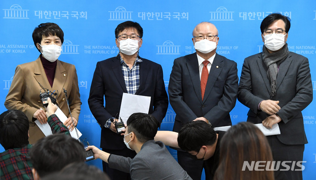 [서울=뉴시스]전진환 기자 = 국민의힘 국토교통위원회 위원들이 3일 오전 국회 소통관에서 LH 임직원들의 100억대 사전투기를 비판하는 기자회견을 열고 있다. 국민의힘 국토교통위원회 위원들은 즉각적인 상임위 소집을 통해 사건의 진상을 밝히고 민주당은 LH와 국토부는 물론 관련 부처와 공무원, 지인 친인척 등에 대한 철저한 공동조사에 동참해줄 것을 요구했다. (공동취재사진) 2021.03.03. photo@newsis.com