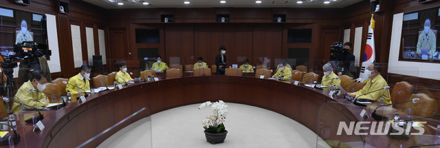 [서울=뉴시스]김명원 기자 = 홍남기 경제부총리 겸 기획재정부 장관이 3일 오전 서울 종로구 정부서울청사에서 열린 제31차 비상경제 중앙대책본부(중대본) 회의를 주재하고 있다. (공동취재사진) 2021.03.03. photo@newsis.com