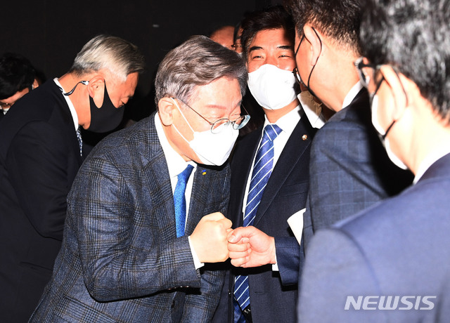 [서울=뉴시스]김진아 기자 = 이재명 경기도지사가 3일 오전 서울 영등포구 콘래드호텔에서 열린 경기지역 국회의원 정책협의회에서 참석한 의원들과 인사를 나누고 있다. (공동취재사진) 2021.03.03. photo@newsis.com