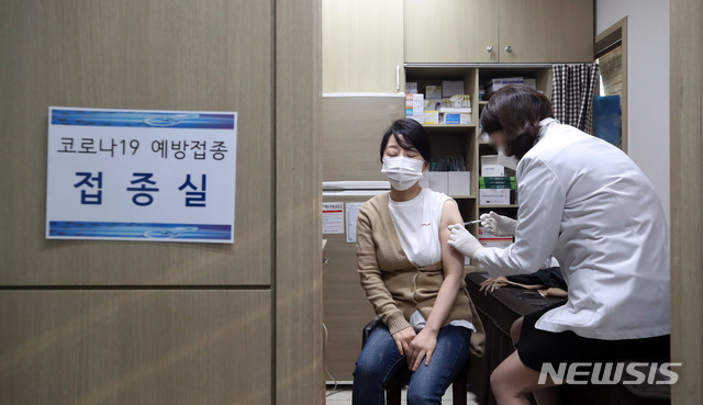 [서울=뉴시스]김병문 기자 = 신종 코로나바이러스 감염증(코로나19) 백신접종 엿새째인 3일 오전 서울 용산구 백신접종 위탁 의료기관에서 인근 요양원 종사자가 백신접종을 받고 있다. 2021.03.03. dadazon@newsis.com