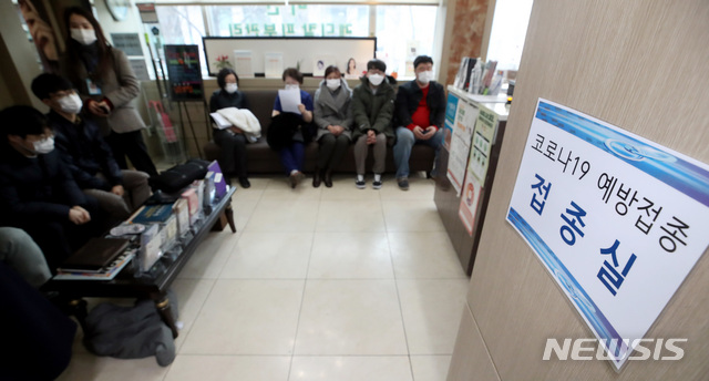 [서울=뉴시스]김병문 기자 = 신종 코로나바이러스 감염증(코로나19) 백신접종 엿새째인 3일 오전 서울 용산구 백신접종 위탁 의료기관에서 인근 요양원 종사자들이 백신접종을 기다리고 있다. 2021.03.03. dadazon@newsis.com