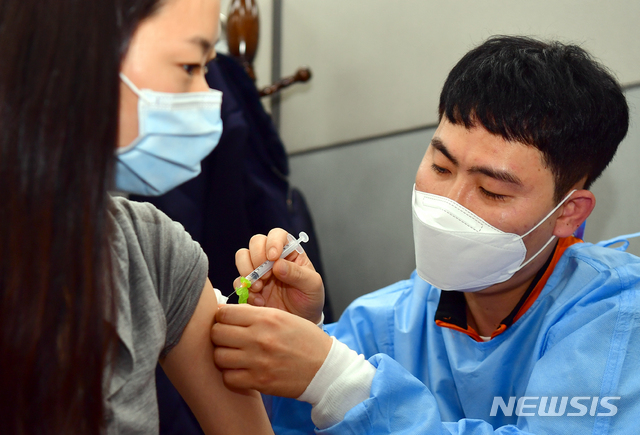 [광주=뉴시스]류형근 기자 = 3일 오전 광주 동구 조선대학교병원 의성관에 설치된 호남권역예방접종센터에서 감염병전담병원 의료진과 종사자에 대한 화이자 백신 접종이 이뤄지고 있다. 2021.03.03. hgryu77@newsis.com