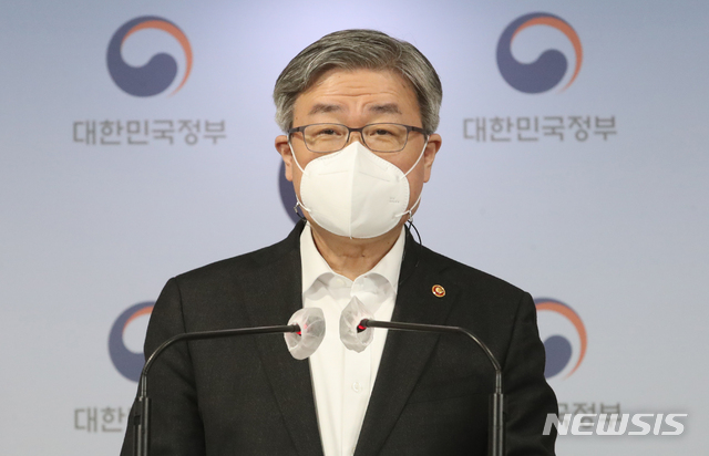 [서울=뉴시스]김명원 기자 = 이재갑 고용노동부 장관이 3일 오전 서울 종로구 정부서울청사 합동브리핑실에서 청년고용 활성화 방안 브리핑을 하고 있다. 2021.03.03. kmx1105@newsis.com