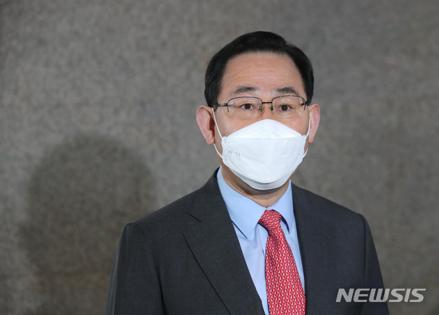 [서울=뉴시스]김진아 기자 = 주호영 국민의힘 원내대표가 3일 오전 서울 여의도 국회 원내대표실 앞에서 취재진 질문에 답하고 있다. (공동취재사진) 2021.03.03. photo@newsis.com