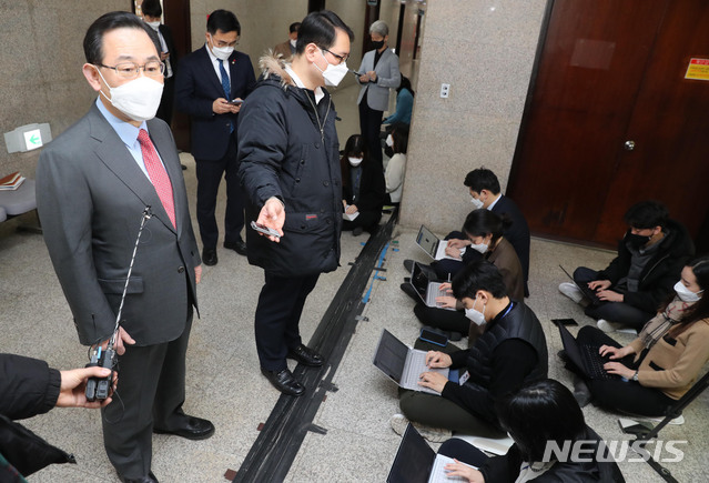 [서울=뉴시스]김진아 기자 = 주호영 국민의힘 원내대표가 3일 오전 서울 여의도 국회 원내대표실 앞에서 취재진 질문에 답하고 있다. (공동취재사진) 2021.03.03. photo@newsis.com