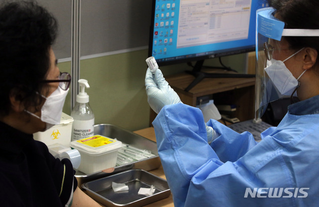 [서울=뉴시스]김선웅 기자 = 3일 서울 중구보건소에서 한 시민이 백신을 접종하고 있다. (공동취재사진) 2021.03.03. photo@newsis.com