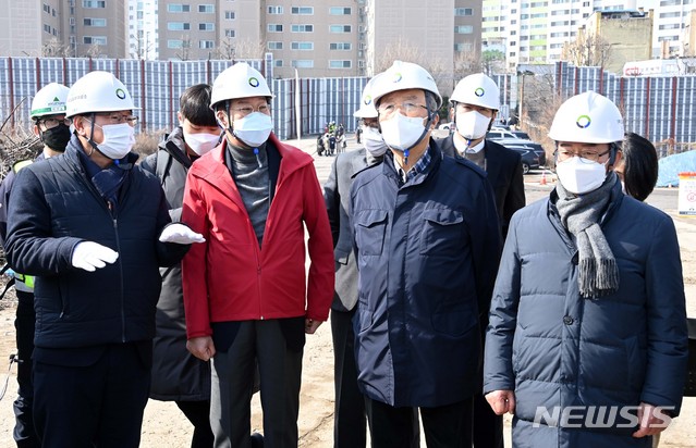 [서울=뉴시스]국회사진기자단 = 김종인 국민의힘 비상대책위원장이 3일 서울 용산구 이촌동 일대에 위치한 용산 정비창 부지를 방문해 정화사업 현장 설명을 듣고 있다. 2021.03.03. photo@newsis.com