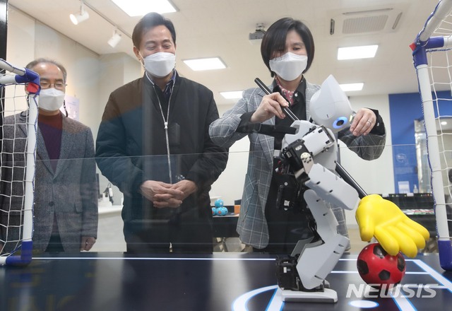 [서울=뉴시스]국회사진기자단 = 오세훈 국민의힘 서울시장 예비후보가 3일 서울 성동구 4차산업혁명체험센터를 방문해 로봇축구를 살펴보고 있다. 2021.03.03. photo@newsis.com