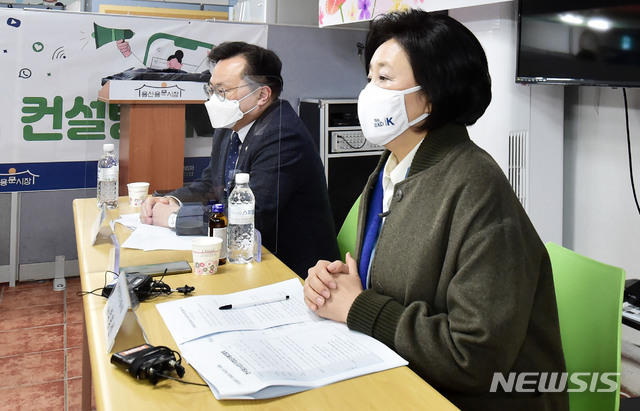 [서울=뉴시스]국회사진기자단 = 박영선 더불어민주당 서울시장 후보가 3일 서울 용산구 용문전통시장을 방문, 시장 상인들과 간담회를 갖고 있다. 2021.03.03. photo@newsis.com