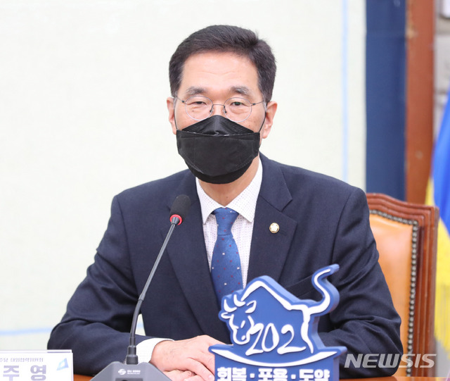 [서울=뉴시스]전진환 기자 = 김주영 대외협력위원장이 3일 오전 대외협력위원회 임명장 수여식이 열린 서울 여의도 국회 당 대표 회의실에서 인사말을 하고 있다. 2021.03.03. amin2@newsis.com