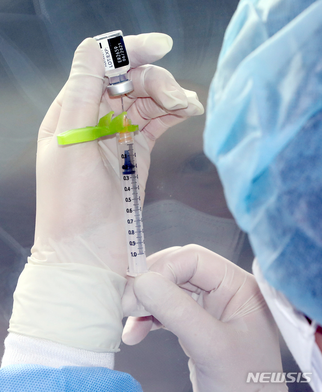 [광주=뉴시스]광주·전남사진기자단 = 지난 3일 오전 광주 동구 조선대학교병원 의성관에 설치된 호남권역예방접종센터에서 의료진 대상 화이자 백신 접종이 시작된 가운데 의료진이 희석된 백신을 주사기에 넣고 있다. 2021.03.11. photo@newsis.com