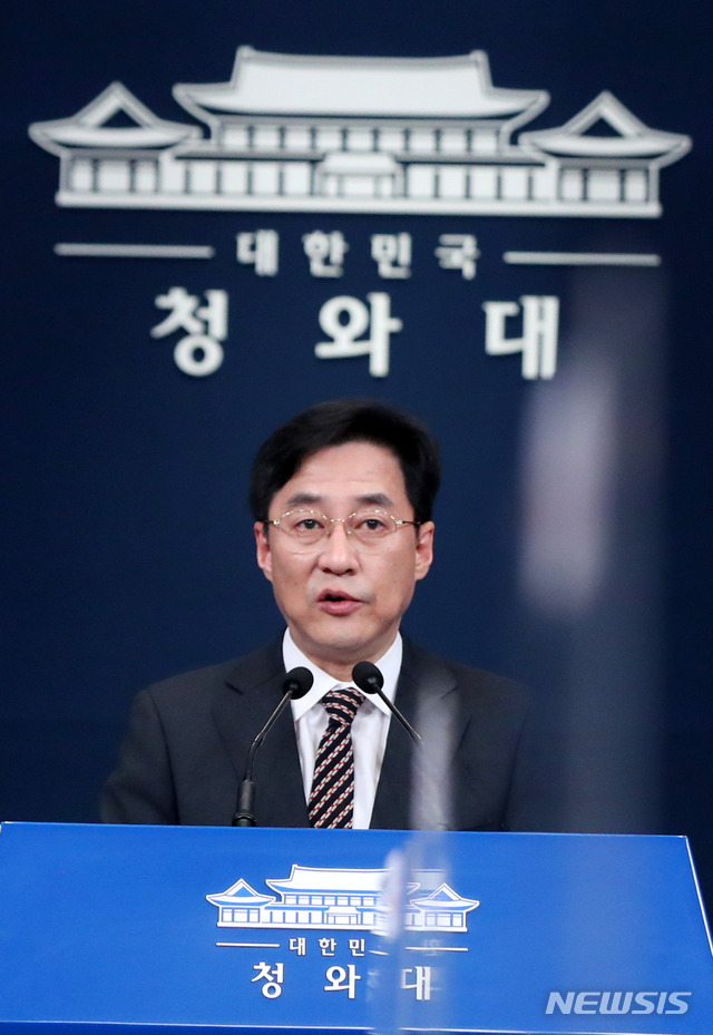 [서울=뉴시스]추상철 기자 = 강민석 청와대 대변인이 3일 오후 청와대 춘추관 브리핑룸에서 '문재인 대통령이 LH직원들의 광명,시흥지구 투기 의혹에 대해 철저히 조사할 것을 지시한 것'과 관련한 브리핑을 하고 있다. 2021.03.03. scchoo@newsis.com