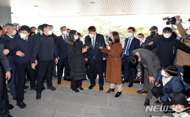 [대구=뉴시스] 이무열 기자 = 윤석열 검찰총장이 3일 오후 대구 수성구 대구고검·지검 방문에 앞서 취재진 질문에 답변하고 있다. 2021.03.03. lmy@newsis.com