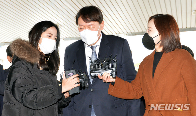 [대구=뉴시스] 이무열 기자 = 윤석열 검찰총장이 3일 오후 대구 수성구 대구고검·지검 방문에 앞서 취재진 질문에 답변하고 있다. 2021.03.03. lmy@newsis.com