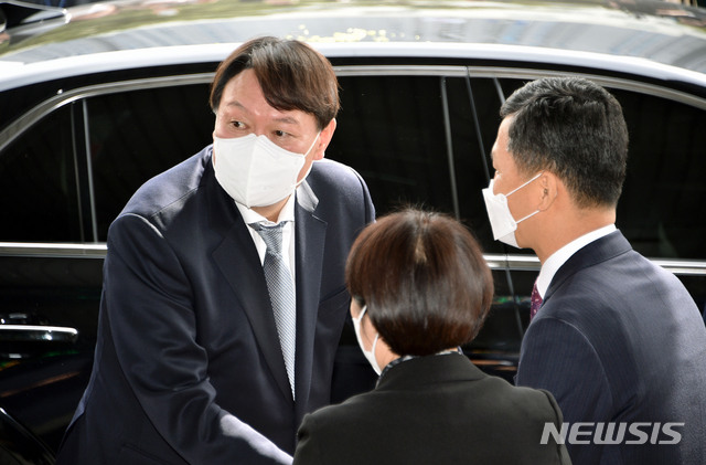 [대구=뉴시스] 이무열 기자 = 윤석열 검찰총장이 3일 오후 대구 수성구 대구고검·지검에서 직원들과의 간담회를 위해 차에서 내리고 있다. 2021.03.03. lmy@newsis.com