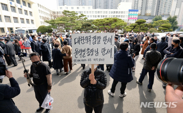 [대구=뉴시스] 이무열 기자 = 윤석열 검찰총장이 대구고검·지검 방문한 3일 오후 윤 총장의 지지자들이 응원하고 있다. 2021.03.03. lmy@newsis.com