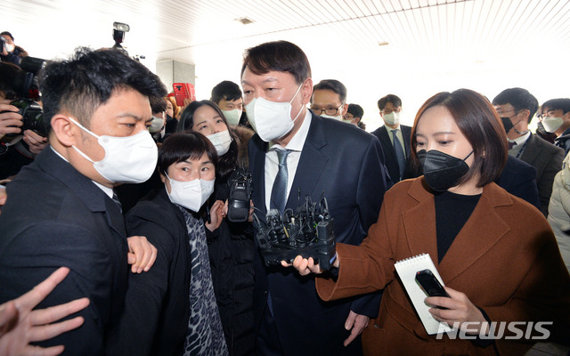 [대구=뉴시스] 이무열 기자 = 윤석열 검찰총장이 3일 오후 대구 수성구 대구고검·지검 방문을 위해 건물 내부로 들어가고 있다. 2021.03.03. lmy@newsis.com