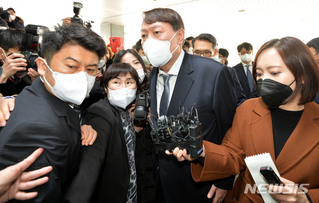 [대구=뉴시스] 이무열 기자 = 윤석열 검찰총장이 3일 오후 대구 수성구 대구고검·지검 방문을 위해 건물 내부로 들어가고 있다. 2021.03.03. lmy@newsis.com