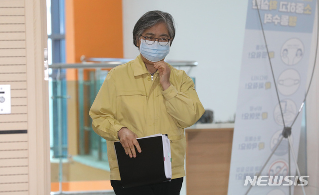 [청주=뉴시스]강종민 기자 = 정은경 중앙방역대책본부장(질병관리청장)이 지난 3일 오후 충북 청주 질병관리청에서 신종 코로나바이러스 감염증(코로나19) 예방접종 이상반응 신고사례와 조사 경과 발표를 위해 브리핑실에 입장하고 있다. 2021.03.03.&nbsp;&nbsp;&nbsp; ppkjm@newsis.com