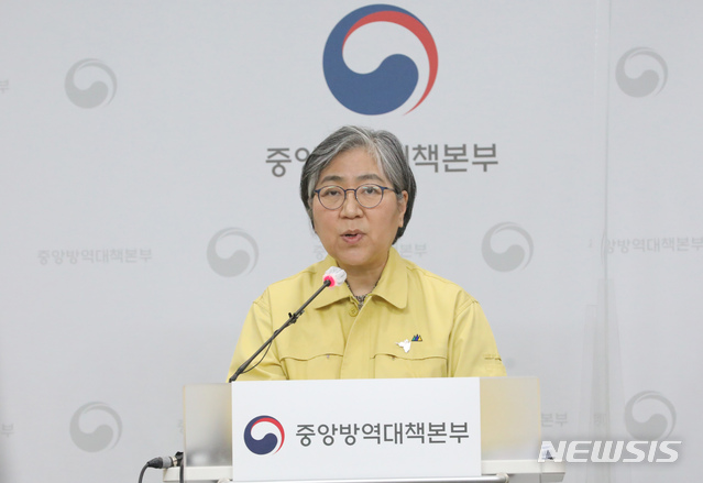 [청주=뉴시스]강종민 기자 = 정은경 중앙방역대책본부장(질병관리청장)이 3일 오후 충북 청주 질병관리청에서 신종 코로나바이러스 감염증(코로나19) 예방접종 이상반응 신고사례와 조사 경과를 발표하고 있다. 2021.03.03. ppkjm@newsis.com