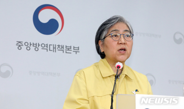 [청주=뉴시스]강종민 기자 = 정은경 중앙방역대책본부장(질병관리청장)이 지난 3일 오후 충북 청주 질병관리청에서 신종 코로나바이러스 감염증(코로나19) 예방접종 이상반응 신고사례와 조사 경과를 발표하고 있다. 2021.03.03.&nbsp;&nbsp;&nbsp; ppkjm@newsis.com