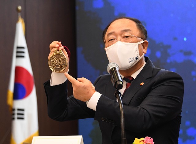 [서울=뉴시스]홍남기 부총리 겸 기획재정부 장관이 3일 오후 서울 중구 은행연합회에서 열린 '제55회 납세자의 날' 훈·포장 및 고액납세탑 전수식에 참석해 발언하고 있다. (사진=기획재정부 제공) 2021.03.03. photo@newsis.com *재판매 및 DB 금지