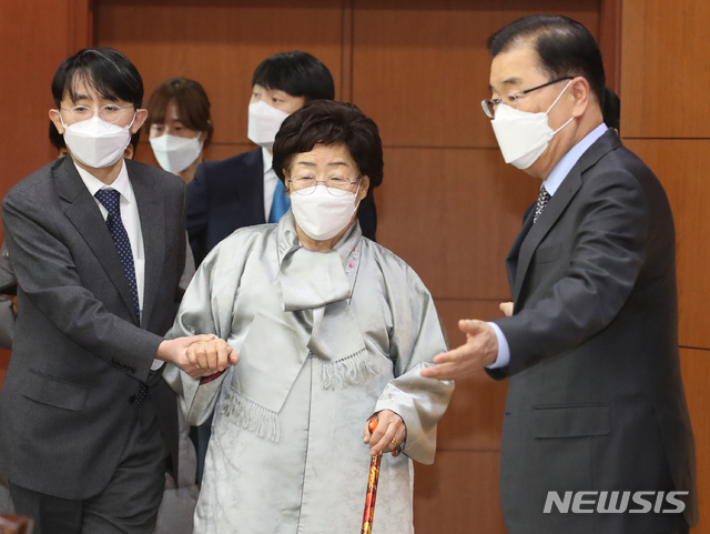 [서울=뉴시스]김명원 기자 = 정의용 외교부 장관과 일본군 위안부 피해자 이용수 할머니가 3일 오전 서울 종로구 외교부 접견실에 면담을 위해 들어서고 있다. 이날 이용수 할머니는 위안부 문제의 국제사법재판소, ICJ 회부를 위한 특별협정 초안을 제시할 것으로 알려졌다. 2021.03.03. kmx1105@newsis.com
