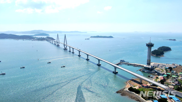 [영광=뉴시스] 하늘에서 본 영광 칠산대교 전경. (사진=영광군 제공) 2021.03.03. photo@newsis.com