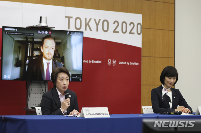 [도쿄=AP/뉴시스]하시모토 세이코(왼쪽) 도쿄올림픽 조직위원장과 마루카와 다마요(오른쪽) 일본 올림픽담당상이 3일 도쿄 올림픽 관련 5자회담 화상회의에 참석한 가운데 앤드루 파슨스 국제패럴림픽위원회(IPC) 위원장이 발언하는 모습이 뒷편 화면에 비추고 있다. 이들 3명과 고이케 유리코 도쿄도지사, 토마스 바흐 국제올림픽위원회(IOC) 위원장이 참가한 5자회담은 도쿄 올림픽의 해외 관중 수용에 대해 3월 중 결론을 내고 관중 수의 상한에 대해서는 4월 중 결정하기로 합의했다. 2021.3.3
