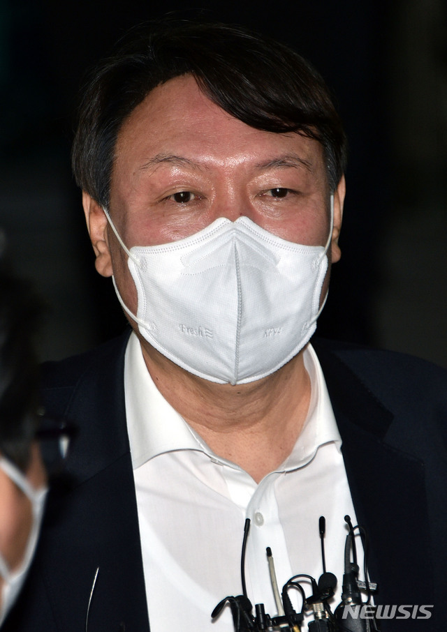 [대구=뉴시스] 이무열 기자 = 윤석열 검찰총장이 3일 오후 대구 수성구 대구고검·지검을 나서며 취재진의 질문에 답변하고 있다. 2021.03.03. lmy@newsis.com