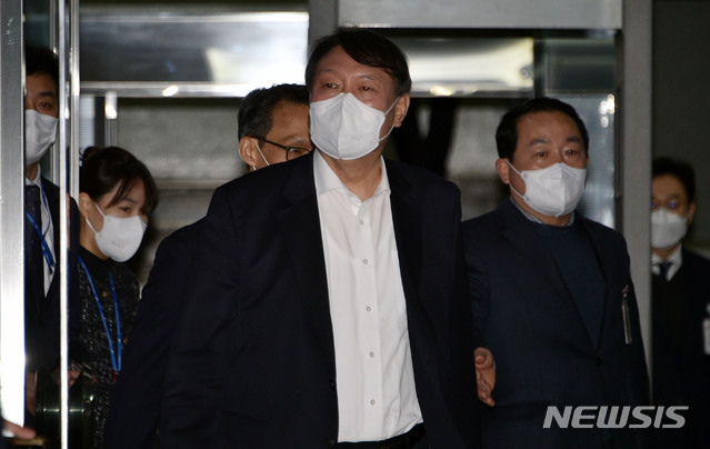 [대구=뉴시스] 이무열 기자 = 윤석열 검찰총장이 3일 오후 대구 수성구 대구고검·지검에서 간담회를 마치고 청사를 나서고 있다. 2021.03.03. lmy@newsis.com