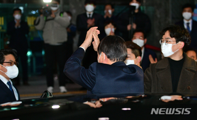 [대구=뉴시스] 이무열 기자 = 윤석열 검찰총장이 3일 오후 대구 수성구 대구고검·지검을 나서며 인사를 하고 있다. 2021.03.03. lmy@newsis.com