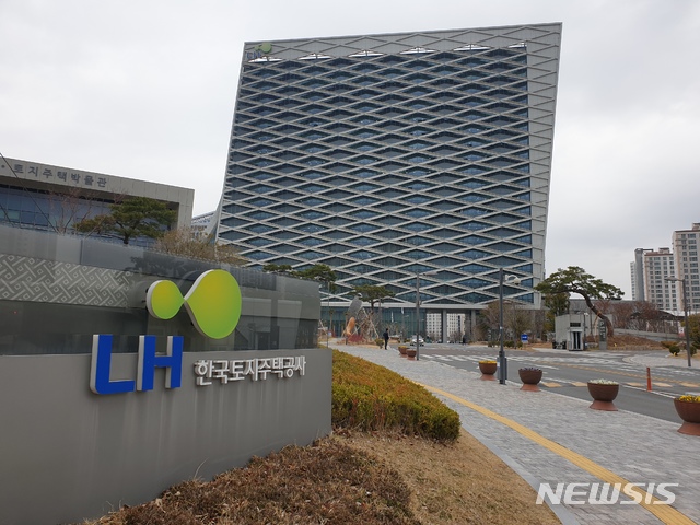 [진주=뉴시스] 정경규 기자 = 4일 진주시 한국토지주택공사 출입구에서 바라본 전경. 2021.03.04. jkgyu@newsis.com 