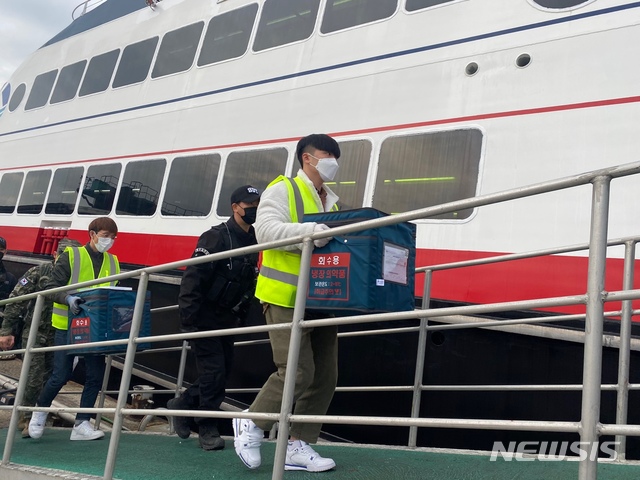 [인천=뉴시스] 김동영 기자 = 4일 오전 7시35분께 백령도행 여객선에는 군부대와 경찰의 호위를 받으며 아스트라제네카(AZ) 백신 10바이알이 실렸다. 2021. 3. 4. dy0121@newsis.com 