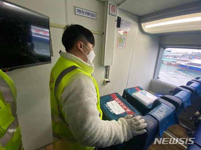 [인천=뉴시스] [인천=뉴시스] 김동영 기자 = 4일 오전 7시35분께 백령도행 여객선에는 군부대와 경찰의 호위를 받으며 아스트라제네카(AZ) 백신 10바이알이 실렸다. 2021. 3. 4. dy0121@newsis.com 