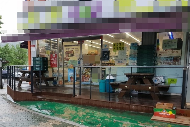 [대구=뉴시스]대구시 달성군에 있는 편의점에 휠체어 장애인들이 출입할 수 있는 편의시설이 설치되지 않은 모습이다.(사진=대구사람장애인자립생활센터 제공) 2021.03.04. photo@newsis.com *재판매 및 DB 금지