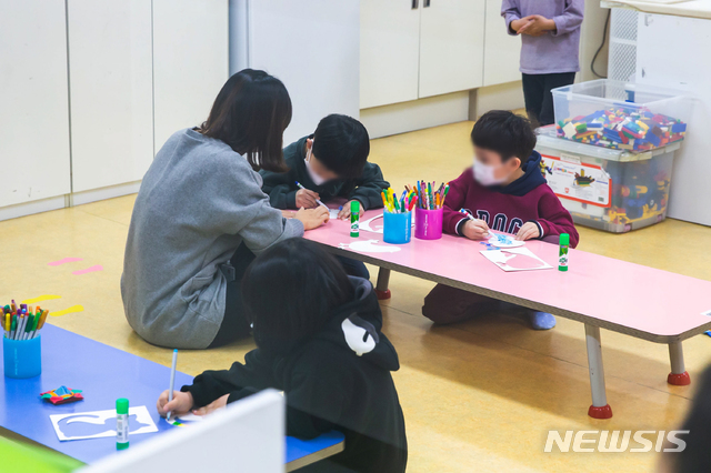 [세종=뉴시스]돌봄 수업을 받고 있는 초등학생(사진=세종시교육청)