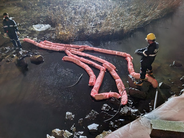 [울산=뉴시스] 원유 유출 현장 방제작업 자료사진. (사진=울산해양경찰서 제공) photo@newsis.com *재판매 및 DB 금지