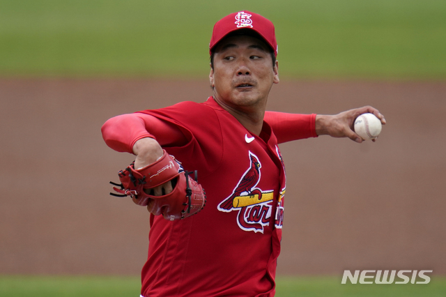 [주피터=AP/뉴시스]세인트루이스 카디널스의 김광현이 3일(현지시긴) 미 플로리다주 주피터의 로저딘 스타디움에서 열린 뉴욕 메츠와의 시범경기에 선발 등판해 1회 초 투구하고 있다. 김광현은 1경기에 두 번 등판해 ⅔이닝 동안 4피안타 4실점(3자책) 했다. 2021.03.04. 