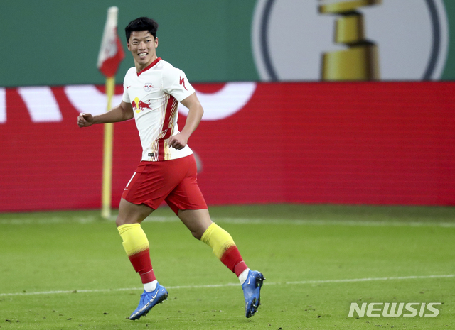 [라이프치히=AP/뉴시스]라이프치히의 황희찬이 3일(현지시간) 독일 라이프치히의 레드불 아레나에서 열린 볼프스부르크와의 2020-21시즌 DFB 포칼 8강전 후반 43분 팀의 두 번째 골을 넣고 기뻐하고 있다. 황희찬은 후반 39분 교체 투입돼 4분 만에 쐐기 골을 넣었고 라이프치히는 2-0으로 승리하며 4강에 올랐다. 2021.03.04.