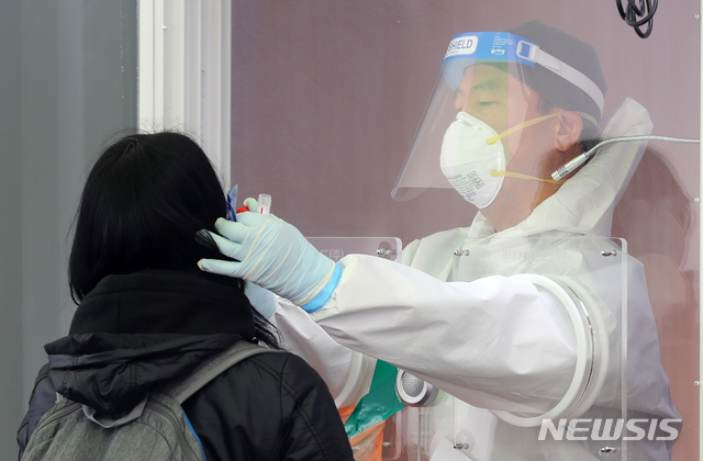 [서울=뉴시스]배훈식 기자 = 지난 4일 오전 서울 중구 서울역 광장에 마련된 코로나19 임시 선별검사소에서 의료진이 검체를 채취하고 있다. 2021.03.04. dahora83@newsis.com
