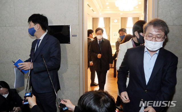 [서울=뉴시스]전진환 기자 = 4일 오전 국회에서 더불어민주당 검찰개혁 특위 회의을 마친 오기형 검찰개혁특위 대변인이 기자들의 질문에 답하는 동안 참석의원들이 퇴장하고 있다. (공동취재사진) 2021.03.03. photo@newsis.com