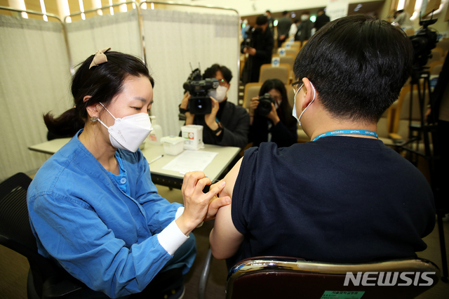 [서울=뉴시스]사진공동취재단 = 4일 서울 종로구 서울대학교 어린이병원 내 강의실에서 의료진 대상 코로나19 아스트라제네카(AZ) 백신 접종이 진행되고 있다. 2021.03.04. photo@newsis.com