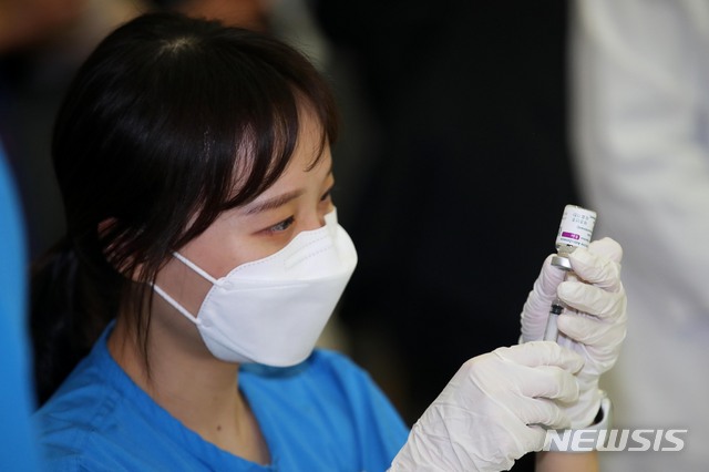 [서울=뉴시스]사진공동취재단 = 4일 서울 종로구 서울대학교 어린이병원 내 강의실에서 의료진이 코로나19 아스트라제네카(AZ) 백신 접종을 준비하고 있다. 2021.03.04. photo@newsis.com