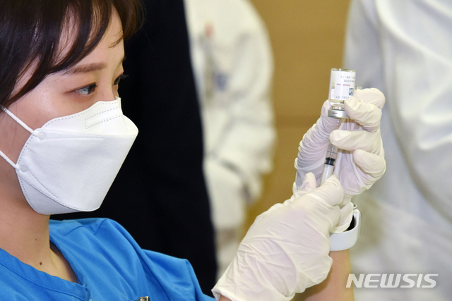 [서울=뉴시스]사진공동취재단 = 4일 서울 종로구 서울대학교 어린이병원 내 강의실에서 의료진이 코로나19 아스트라제네카(AZ) 백신 접종을 준비하고 있다. 2021.03.04. photo@newsis.com