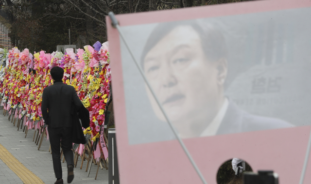 [서울=뉴시스]최진석 기자 = 윤석열 검찰총장의 거취와 관련해 주변에 사의표명 의사를 내비쳤다고 보도가 나온 4일 서울 서초구 대검찰청 앞에 윤석열 총장을 응원하는 화환이 놓여져 있다. 2021.03.04. myjs@newsis.com