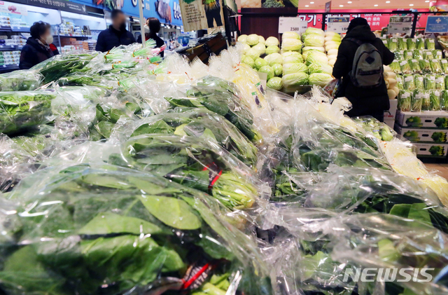 [서울=뉴시스]배훈식 기자 = 서울시내 한 대형마트에서 한 시민이 장을 보고 있다.&nbsp; 2021.03.04. dahora83@newsis.com