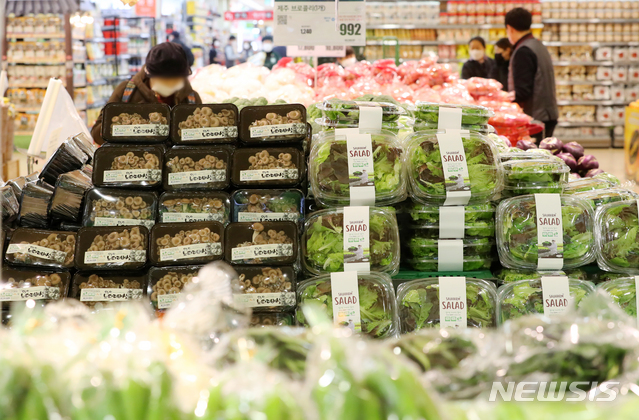 [서울=뉴시스]배훈식 기자 = 서울시내 한 대형마트에서 한 시민이 장을 보고 있다.&nbsp;&nbsp; 2021.03.04. dahora83@newsis.com
