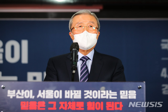 [서울=뉴시스]국회사진기자단 = 김종인 국민의힘 비상대책위원장이 4일 서울 여의도 국민의힘 중앙당사에서 열린 서울-부산시장 후보 경선 결과 발표회에서 인사말을 하고 있다. 2021.03.04. photo@newsis.com